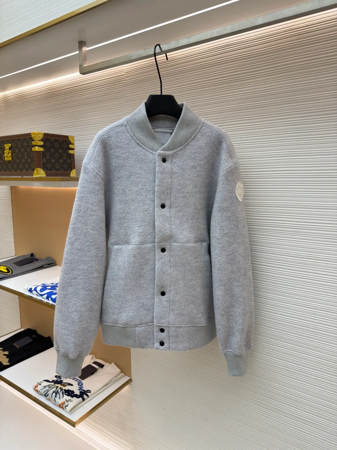P770 Canada Goose Fleece Badge Button Jacket ●Original version: 5399 purchase and development ●Item number: 1682130-C55 ●Fabric: wool blended fabric ●Technology: rib knitting ●Color: light gray ●Version: fitted version ●Weight: about 930 grams ●Size: S-M-L-XL ●Description: Wool blend fabric: The main fabric of this jacket is light gray wool blend fabric to improve the fabric's wear resistance, wrinkle resistance and warmth. Wool provides good warmth and a natural feel, while blended fibers enhance the fabric's practicality and durability. Rib knit at collar, cuffs and hem for added stretch and fit. The cutting process needs to ensure that the texture and color of the fabric are evenly distributed, especially with this light gray tone, to avoid chromatic aberrations. The stretchability of wool-blend fabrics needs to be taken into consideration when cutting pieces to ensure dimensional stability of the finished garment. Use a sewing needle and thread suitable for wool-blend fabrics to avoid damage to the fabric during sewing. The sewing stitches are even and firm to prevent thread stripping. The temperature needs to be controlled during ironing to avoid high temperature damage to the fabric while keeping the fabric smooth and crisp. The overall wiring is straight and delicate, the fabric is comfortable and soft, and the color is consistent without color difference. It can be matched with the same style to create a fashionable look and control various occasions. Customized accessories, complete with three standards, same style for men and women!